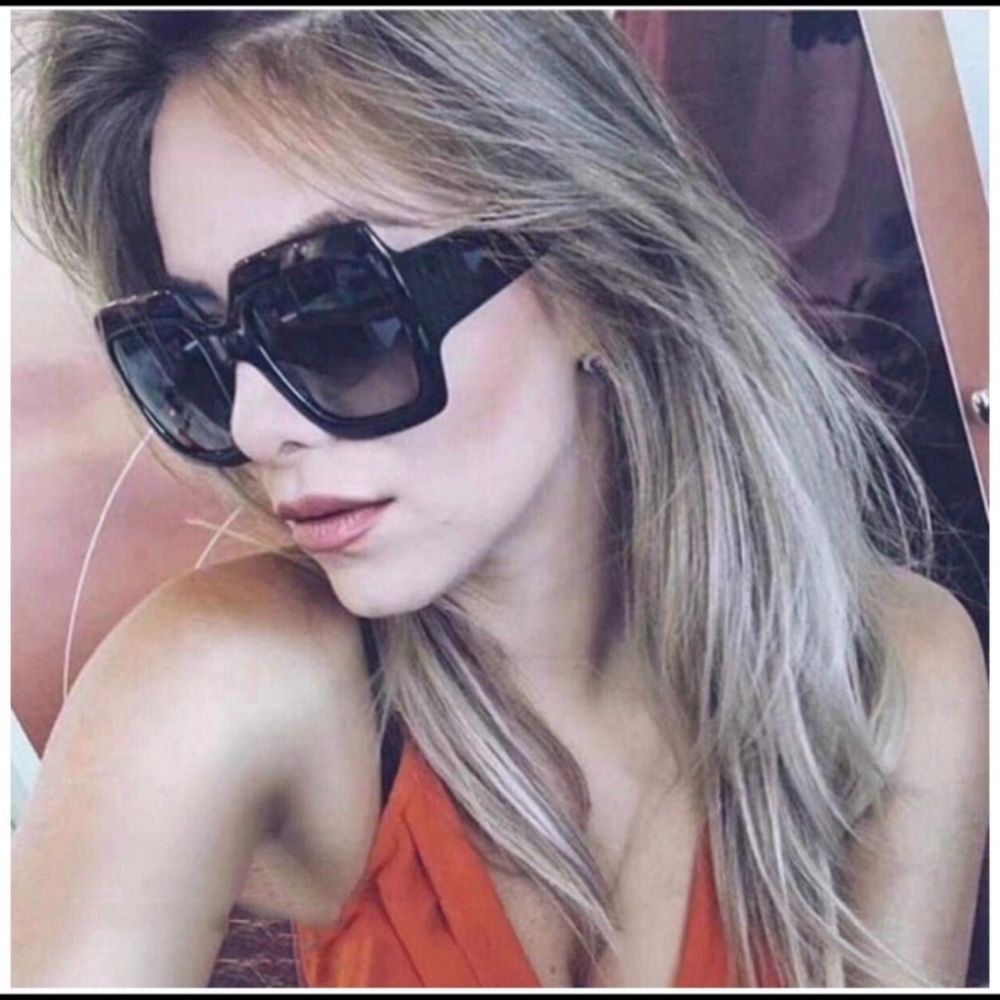 OVERSIZED SUNGLASSES